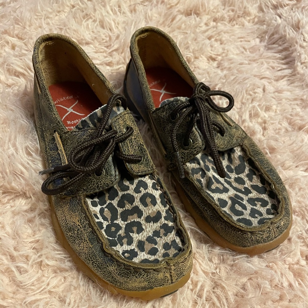 • Girl’s Sz 2 Twisted X Leopard Print Moccasins •